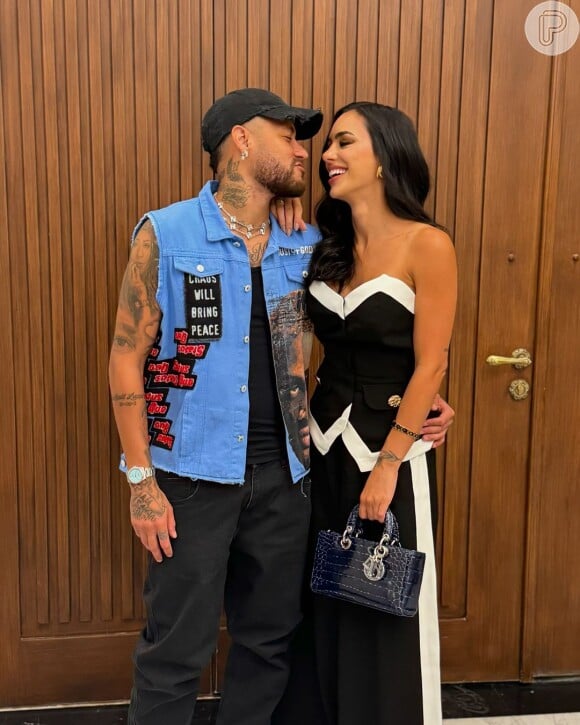 Neymar e Bruna Biancardi atualizaram as redes sociais com uma série de fotos e vídeos do momento