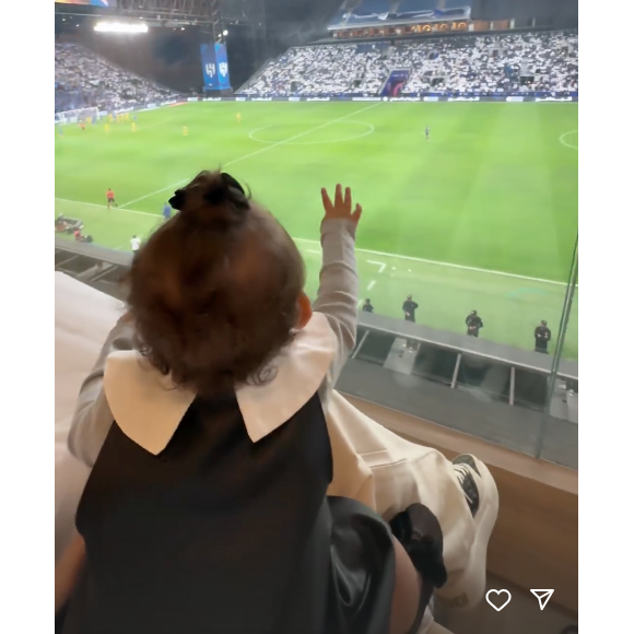 Em determinado momento, Mavie aponta para o campo e chama "Papai". Neymar, se divertindo, responde que o "Papai está aqui"