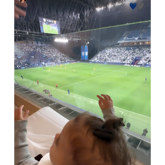 Mavie surgiu em um vídeo de Bruna Biancardi torcendo muito pelo Al-Hilal, com direito a palmas e empolgação