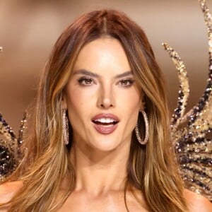 Rotina de skincare de Alessandra Ambrosio: saiba o que a top model brasileira usa para estar sempre com a pele perfeita