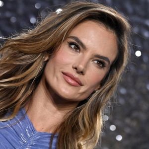 "Assim que acordo, a primeira coisa que faço é lavar o rosto, escovar os dentes e começar minha rotina de cuidados com a pele", garante Alessandra Ambrosio