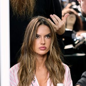 Em seguida, Alessandra Ambrosio aplica um sérum de vitamina C que custa cerca de R$ 148 e um protetor solar importado que pode ser encontrado por R$ 603