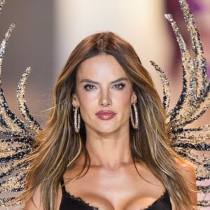 De volta ao Victoria's Secret Fashion Show, Alessandra Ambrosio também é referência em pele perfeita, e tem uma rotina de skincare diária para mantê-la