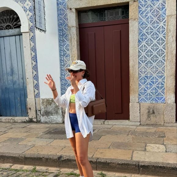 Biquíni de Bruna Linzmeyer é azul e com um relevo na região dos seios, o que chamou atenção