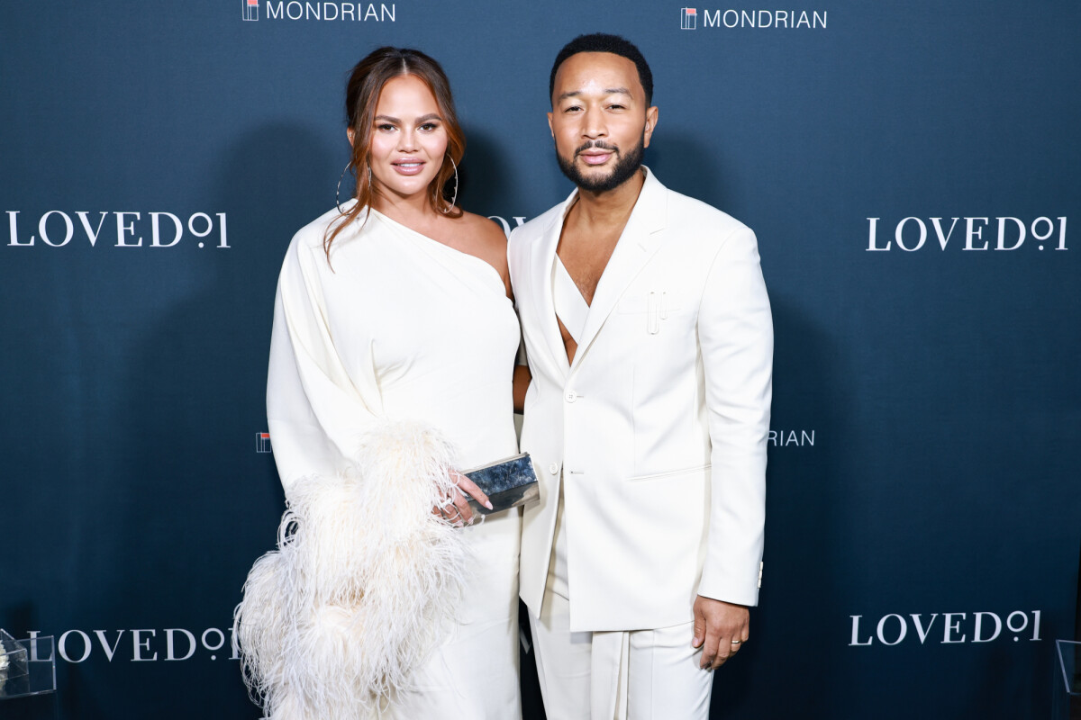 Foto Chrissy Teigen, esposa de John Legend, costuma lamber o Doritos e
