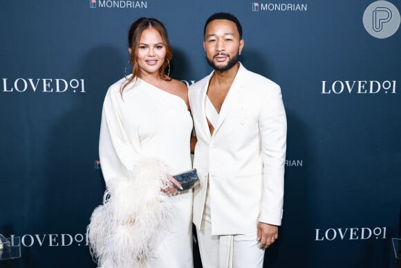 Chrissy Teigen, esposa de John Legend, costuma lamber o Doritos e voltar o salgadinho ao saco. Assim, segundo ela, é apreciado o sabor, mas sem ingerir carboidratos 