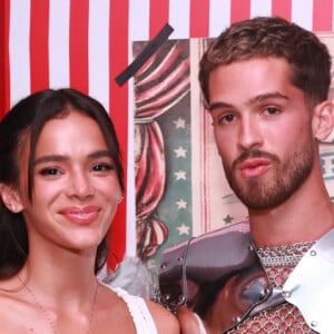 Bruna Marquezine e João Guilherme posaram juntos pela primeira vez desde que assumiram o namoro 