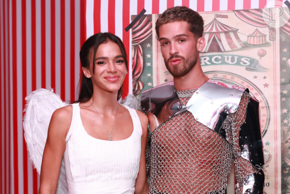 Bruna Marquezine e João Guilherme posaram juntos pela primeira vez desde que assumiram o namoro 