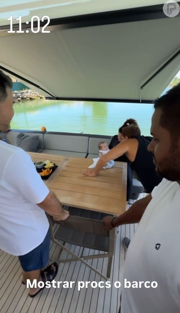 Ao descer as escadas, mostrou um pouco a parte inferior da embarcação, local onde estava o pequeno José Leonardo.