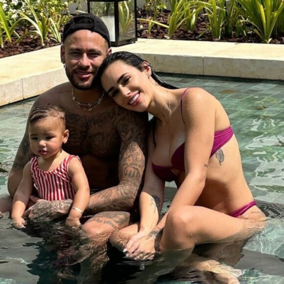 Neymar, Bruna Biancardi e Mavie já estão no Brasil nos últimos preparativos para a sua segunda festa de 1 ano. Ela vai acontecer na mansão de Neymar, em Mangaratiba.