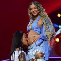 Ludmilla e Brunna Gonçalves vão ser mamães! Cantora anuncia gravidez em show e comove fãs: 'Somos 3'