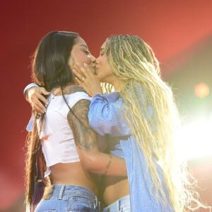 Ludmilla e Brunna Gonçalves trocaram beijos no palco