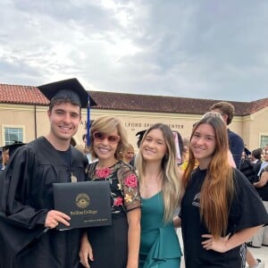 Filho de Rose Miriam e Gugu Liberato, João Augusto em foto com a mãe e as irmãs em sua formatura na universidade