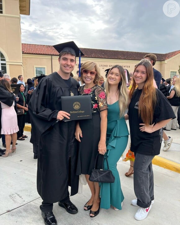 Filho de Rose Miriam e Gugu Liberato, João Augusto em foto com a mãe e as irmãs em sua formatura na universidade