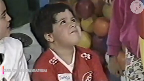 Em 1993, esse menino torcedor do Internacional jogava futebol na TV; anos depois foi jogar na rival. Reconhece?