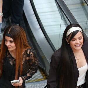 Maiara e Maraisa combinam looks com faixas de cabelo e esbanjam simpatia ao serem flagradas passeando em shopping do Rio