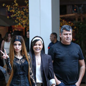 Maiara e Maraisa combinam looks com faixas de cabelo e esbanjam simpatia ao serem flagradas passeando em shopping do Rio