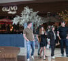 Maiara e Maraisa combinam looks com faixas de cabelo e esbanjam simpatia ao serem flagradas passeando em shopping do Rio