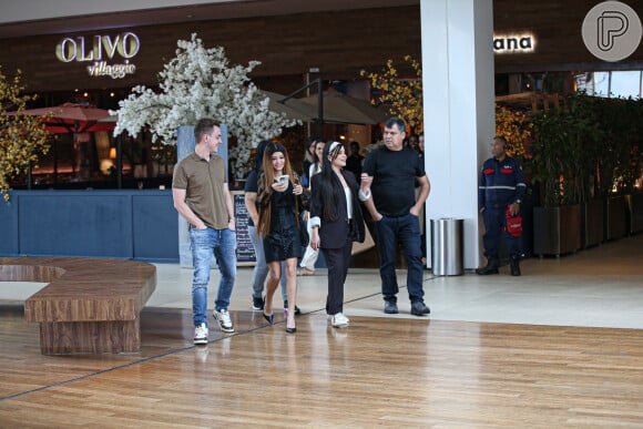 Maiara e Maraisa combinam looks com faixas de cabelo e esbanjam simpatia ao serem flagradas passeando em shopping do Rio