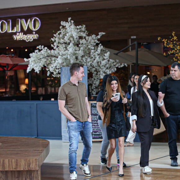 Maiara e Maraisa combinam looks com faixas de cabelo e esbanjam simpatia ao serem flagradas passeando em shopping do Rio