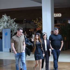 Maiara e Maraisa combinam looks com faixas de cabelo e esbanjam simpatia ao serem flagradas passeando em shopping do Rio