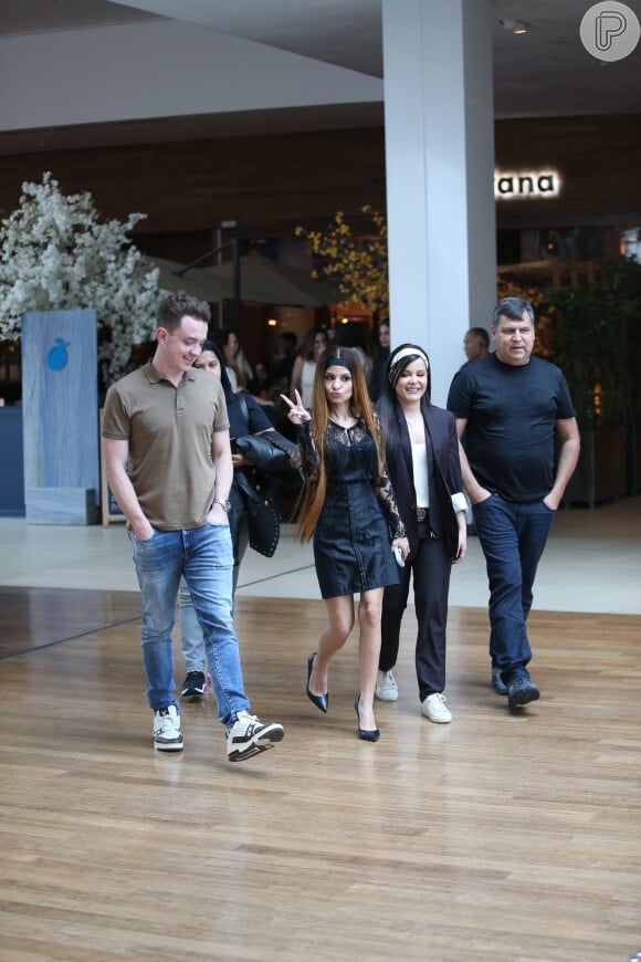 Maiara e Maraisa combinam looks com faixas de cabelo e esbanjam simpatia ao serem flagradas passeando em shopping do Rio