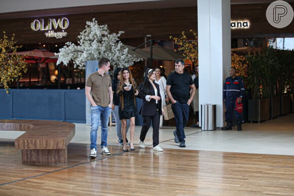 Maiara e Maraisa combinam looks com faixas de cabelo e esbanjam simpatia ao serem flagradas passeando em shopping do Rio