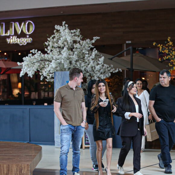 Maiara e Maraisa combinam looks com faixas de cabelo e esbanjam simpatia ao serem flagradas passeando em shopping do Rio