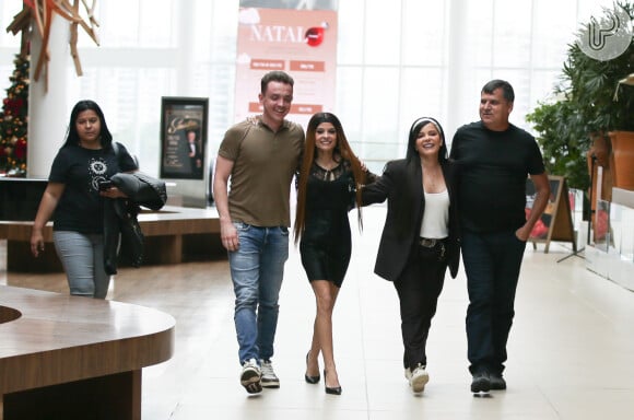 Maiara e Maraisa combinam looks com faixas de cabelo e esbanjam simpatia ao serem flagradas passeando em shopping do Rio