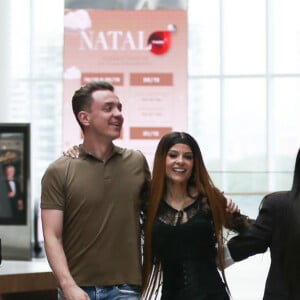 Maiara e Maraisa combinam looks com faixas de cabelo e esbanjam simpatia ao serem flagradas passeando em shopping do Rio