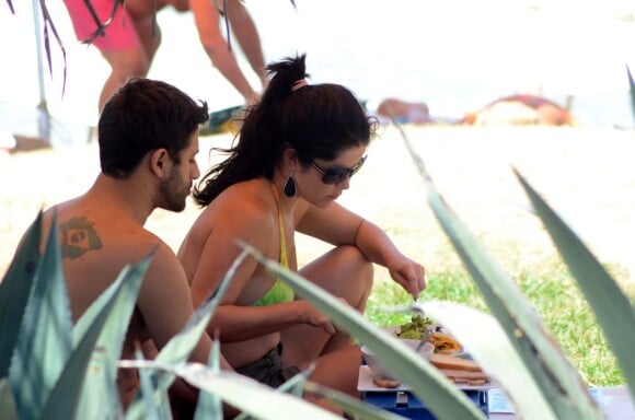 Samara Felippo e o novo namorado, Elidio Sanna, almoçam na Praia Brava, em Búzios