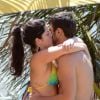 Samara Felippo e o novo namorado, Elidio Sanna, trocam beijos na Praia Brava, em Búzios, Região dos Lagos do Rio de janeiro, em 29 de janeiro de 2015