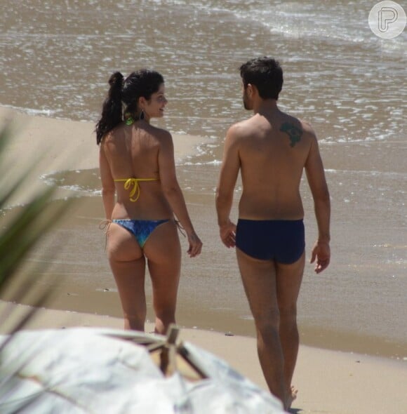 Samara Felippo e Elidio Sanna curtem dia de praia em Búzios