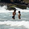 Samara Felippo e Elidio Sanna mergulham na Praia Brava e trocam carinhos no mar