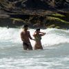 Samara Felippo e Elidio Sanna mergulham na Praia Brava e trocam carinhos no mar