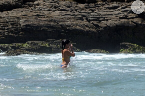 Samara Felippo mergulha do mar com o namorado, Elidio Sanna