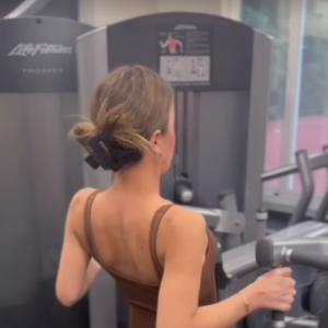 Na companhia de uma personal trainer, Rafaella Justus realizou exercícios para as pernas e costas