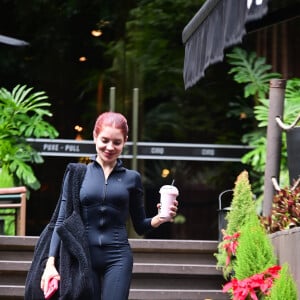 Marca descreve bolsa de pelúcia: 'Leve seu equipamento para qualquer lugar e carregue tudo com estilo com a Foxy Sherpa Tote. Esta bolsa de pelúcia, perfeitamente dimensionada e funcional, possui alças de transporte confortáveis ​​e amplo espaço para seus itens essenciais do estúdio à rua'