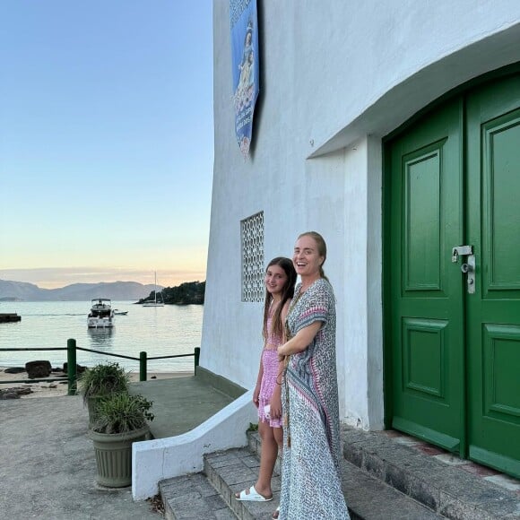 Angélica posa com a filha em férias em Angra dos Reis, Rio de Janeiro