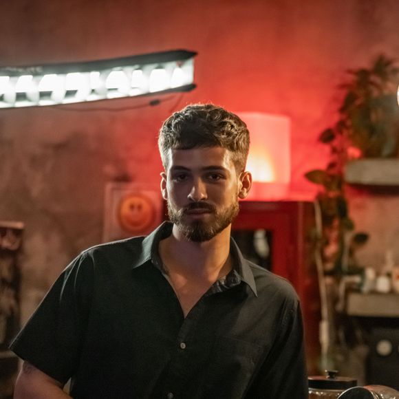 Dividida em 10 episódios, a série - que é autoclassificada pela plataforma como não recomendado para menores de 18 anos - acompanha dois melhores amigos que vivem momentos diferentes em suas vidas.