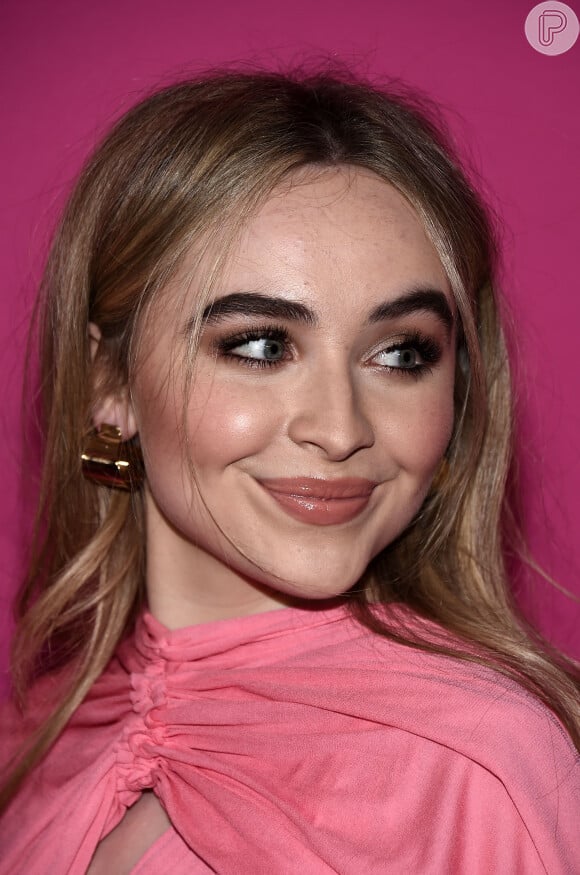 Maquiagem de Sabrina Carpenter: vale, antes de mais nada, caprichar numa boa preparação de pele.