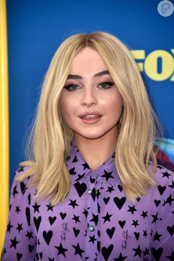 Maquiagem de Sabrina Carpenter: use um lápis de boca para o contorno.