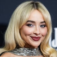 Tudo sobre a make glow de Sabrina Carpenter! Maquiadora me contou 4 dicas para copiar a cantora, destaque de Natal na Netflix