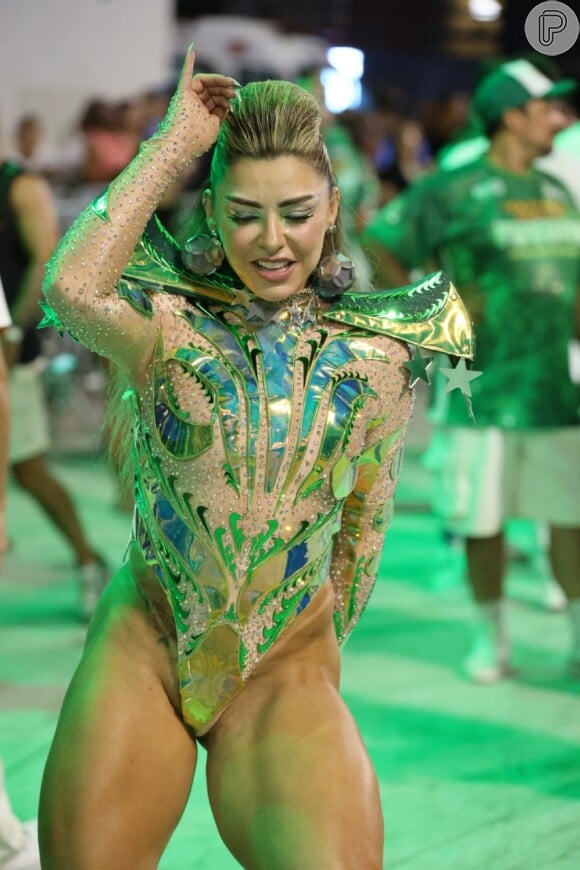 Fabíola Andrade deixou à mostra a tatuagem íntima perto da virilha em minidesfile da Mocidade na Cidade do Samba