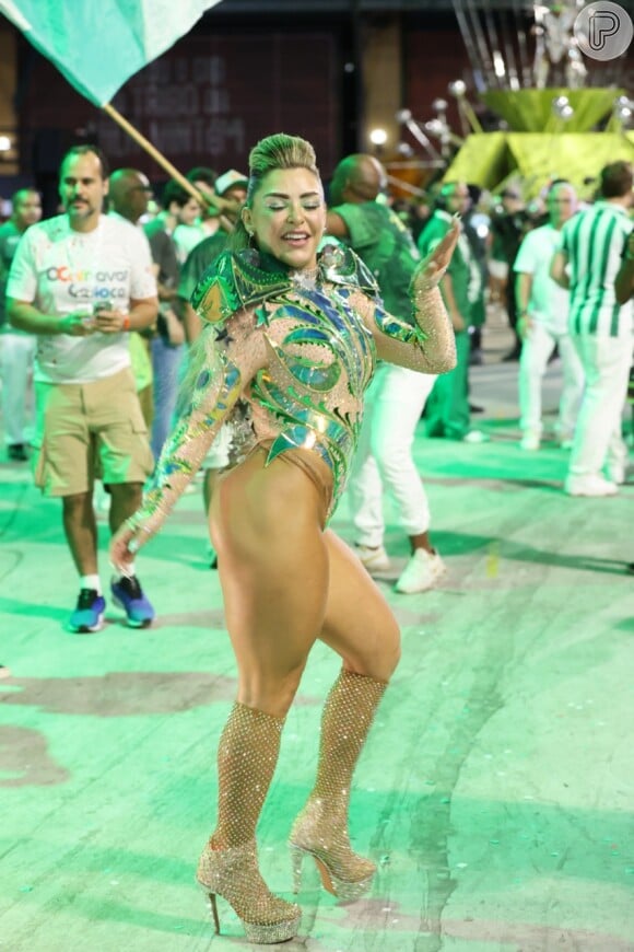 Fabíola Andrade elegeu uma fantasia com predominância do verde, cor da Mocidade, e com estrelas decoradas, símbolo da escola