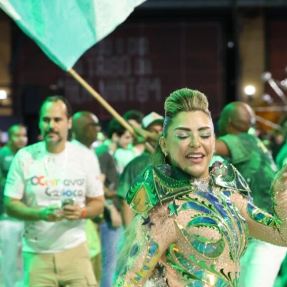 Fabíola Andrade elegeu uma fantasia com predominância do verde, cor da Mocidade, e com estrelas decoradas, símbolo da escola