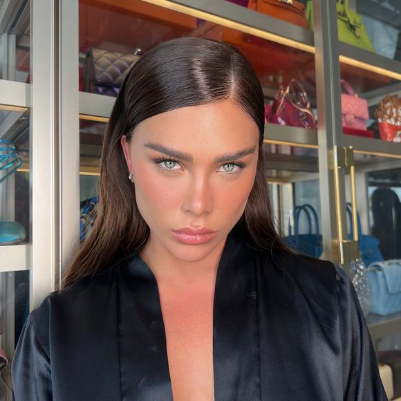 Flávia Pavanelli, que já foi muito criticada por seus procedimentos estéticos, realizou um transplante de sobrancelhas nos últimos dias