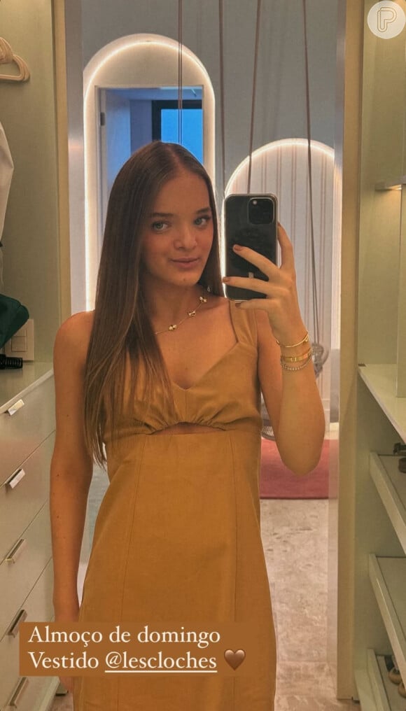 Rafaella Justus  foi vista em um vestido evasê