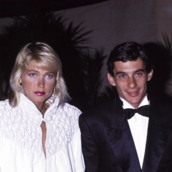 No velório de Ayrton Senna, Adriane Galisteu foi humilhada de diversas maneiras, enquanto Xuxa foi tratada como a viúva