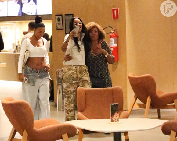 Ludmilla atendeu fã durante ida ao cinema com a mulher, Brunna Gonçalves